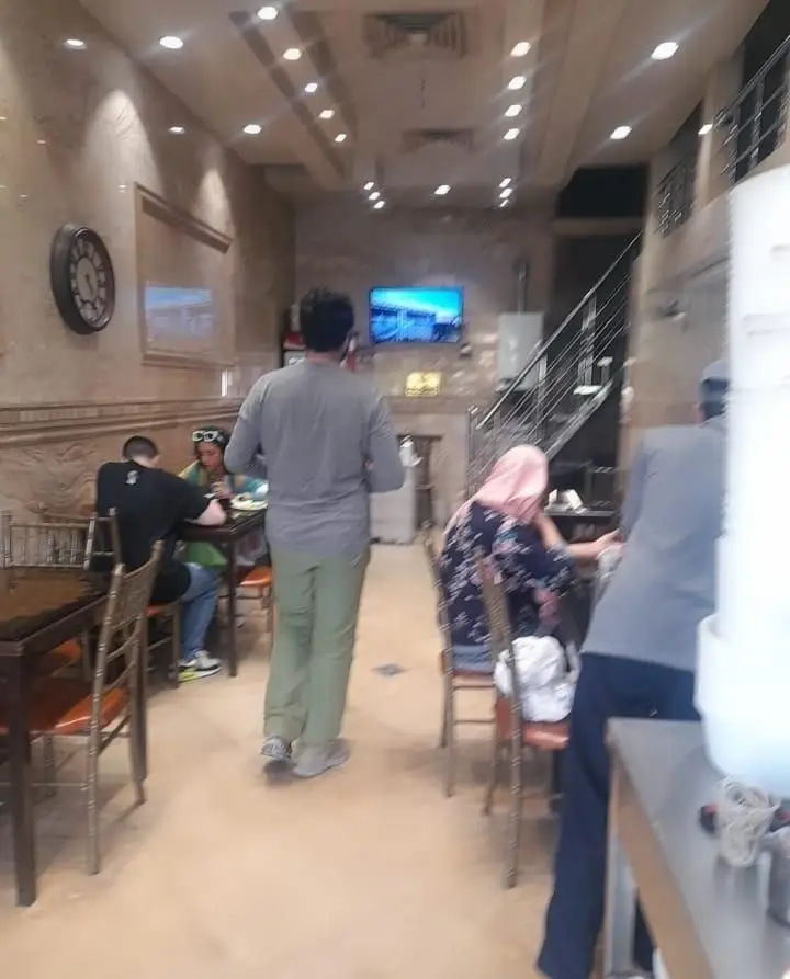 فضای داخلی دنج و دلنشین طباخی قوچ میشک، با مشتریانی نشسته بر سر میزها و آماده صرف غذای سنتی و اصیل ایرانی.