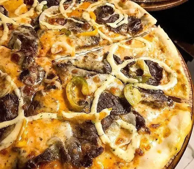 پیتزا بیف و پنیر خوشمزه رستوران هفت، با تکه های گوشت گوساله، فلفل دلمه ای، پیاز و سس مخصوص. بهترین پیتزا برای مشتریان هفت.