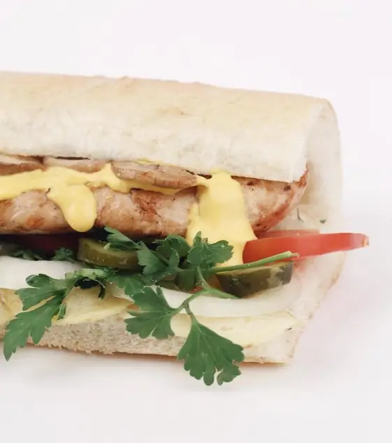 ساندویچ مرغ گریل فست فود اُاینو، تهیه شده با نان باگت تازه، سس ویژه، گوجه، خیارشور و سبزیجات معطر، طعمی فراموش‌نشدنی.