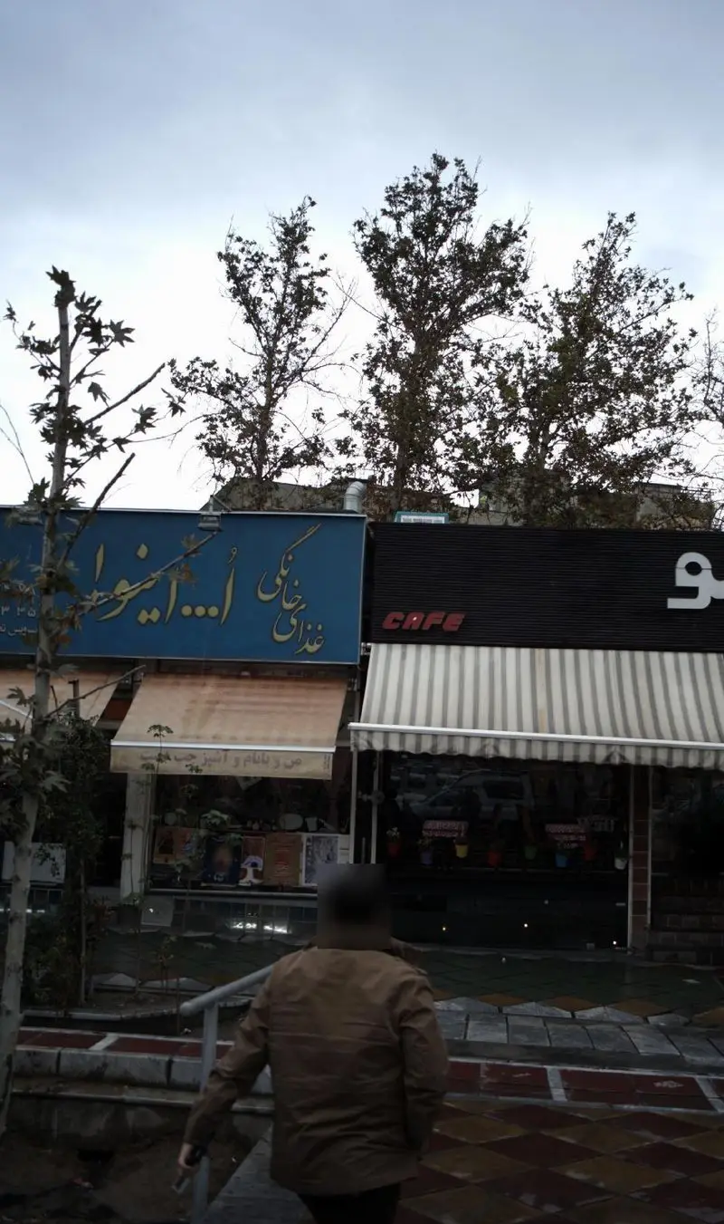 تصویر باکیفیت از نمای بیرونی فست فود اُ ...اینو! با تابلوی آبی رنگ متمایز و کافه با تابلوی مشکی در کنار آن. محلی برای تجربه غذای تازه و سریع.