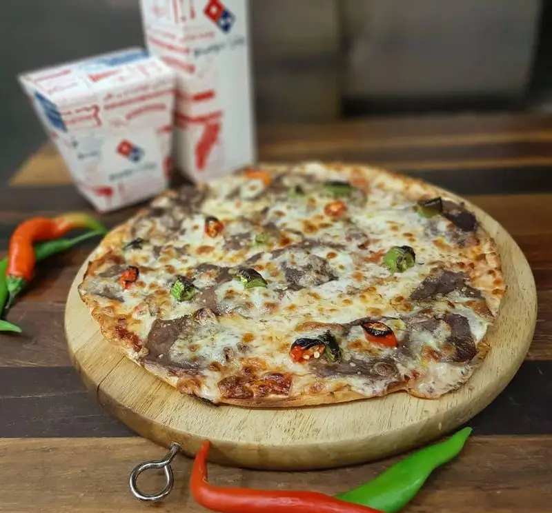 پیتزا بیف و پنیر دومینوز با فلفل‌های سبز و قرمز. بهترین پیتزا گوشت خوشمزه دومینوز را آنلاین سفارش دهید.