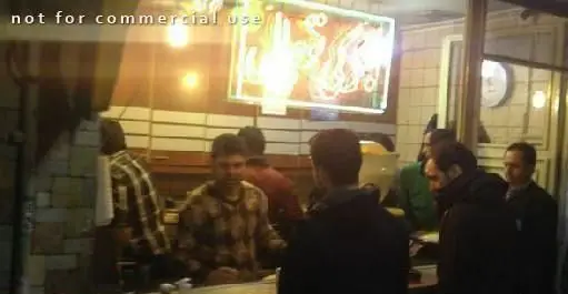 محیط داخلی گرم و صمیمی رستوران ایرانی جگرکی توچال در حال پذیرایی از مشتریان با منوی جذاب و روشن.