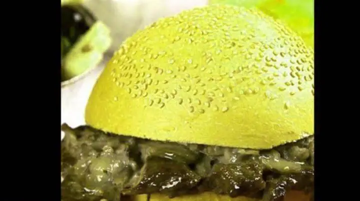 برگر مستر استیک با نان رنگی خاص و طعم بی‌نظیر استیک، تجربه‌ای جدید از غذای خوشمزه در رستوران مستر استیک.