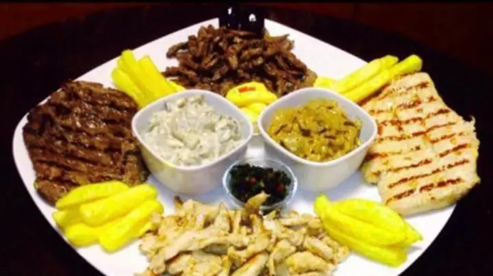 پلاتر بزرگ و لذیذ برگر مستر استیک شامل انواع استیک گریل، مرغ تکه شده، سس‌های مخصوص و ترشیجات متنوع برای یک وعده کامل و خوشمزه.