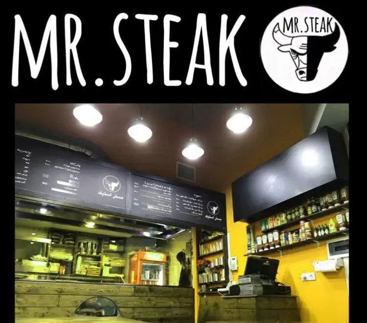 تصویری از فضای داخلی رستوران مستر استیک، شامل منو، پیشخوان و آشپزخانه. آماده سرو لذیذترین برگرها و غذاها.