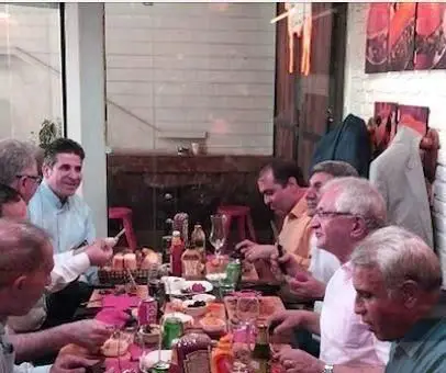 تصویری از مشتریان مرد در حال لذت بردن از غذا در رستوران برگر مستر استیک، انتخابی عالی برای برگر و استیک‌های لذیذ.