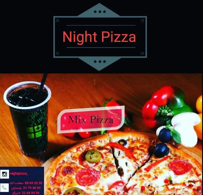 تصویر جذاب پیتزا مخلوط نایت پیتزا، همراه با برش‌های سوسیس، زیتون، فلفل و قارچ تازه، به همراه نوشیدنی خنک برای سفارش آنلاین.