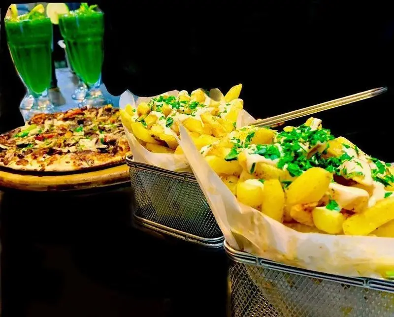 پیتزا نایت: پیتزای خوشمزه و داغ همراه با سیب زمینی سرخ کرده پر ادویه و نوشیدنی‌های خنک و تازه. بهترین انتخاب برای یک شب به یادماندنی.