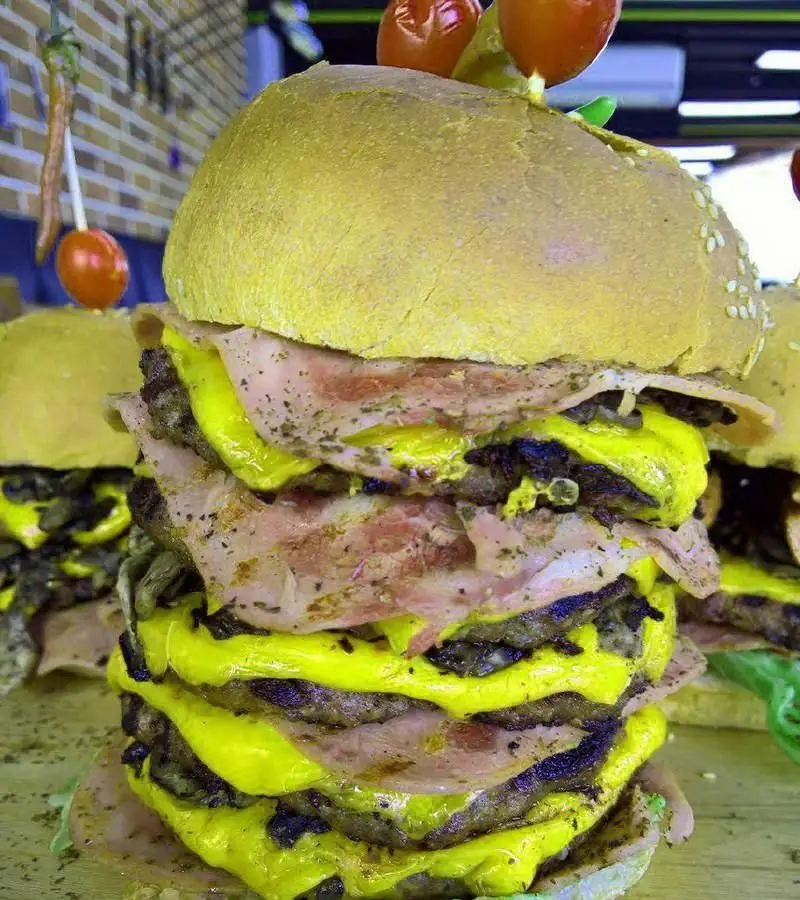 برگر پرملات و بزرگ دیزلی برگر با لایه‌های گوشت، پنیر و بیکن. تجربه‌ای خوشمزه از فست فودهای باکیفیت دیزلی برگر.