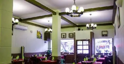 فضای داخلی دنج و زیبای رستوران ایتالیایی لیانا با میزهای چیده شده، نورپردازی دلنشین و دکوراسیون جذاب برای تجربه غذایی عالی.