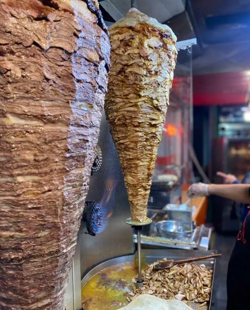 تصویری از آماده سازی شاورما گوشت و مرغ تازه در فست فود شاورما یاس. دونر کباب خوشمزه با بالاترین کیفیت برای مشتریان.