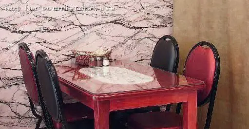 میز و صندلی زیبای رستوران ایرانی فرمان با دکوراسیون داخلی سنگ مرمر و محیطی دلنشین برای صرف غذاهای اصیل ایرانی.