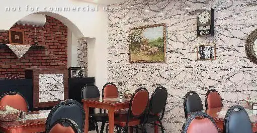 دکوراسیون داخلی رستوران ایرانی فرمان با دیوار آجری، طرح‌های مدرن و فضایی دلنشین. میز و صندلی‌های راحت برای مشتریان.