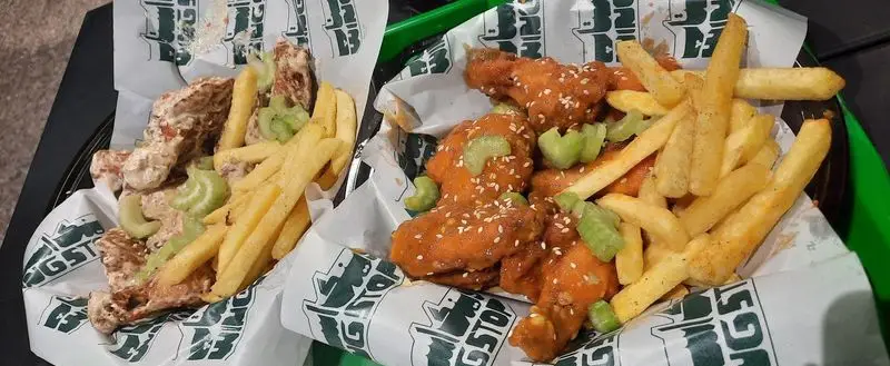 تصویری از منو رستوران وینگ استاپ: بال مرغ‌های آبدار با دو سس (کرم‌دار و تند) و سیب زمینی‌های سرخ شده طلایی لذیذ.