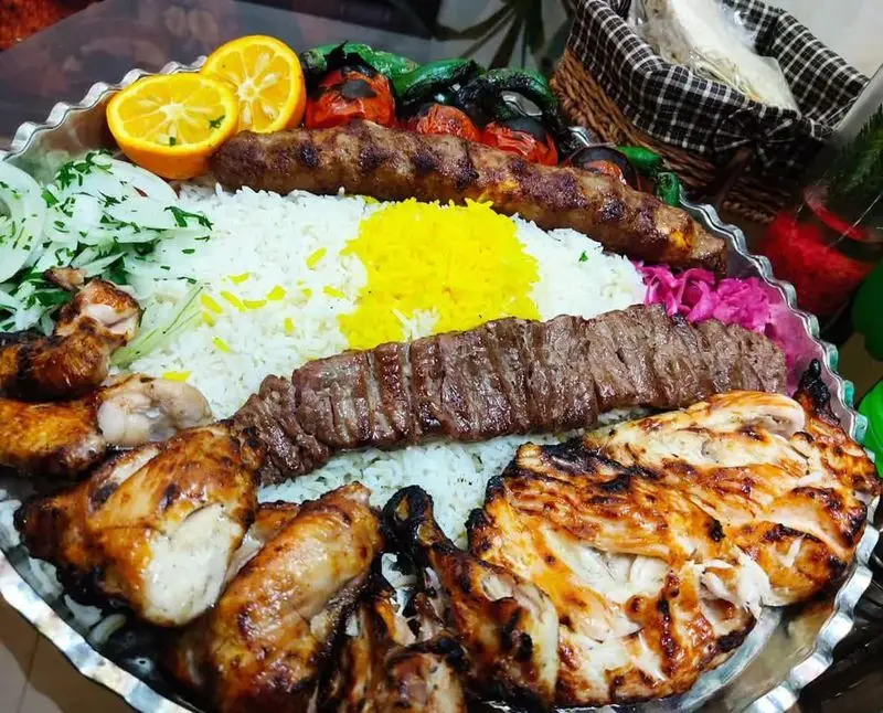 سینی بزرگ چلو کباب سنتی مازالو با چلو زعفرانی، کباب کوبیده، جوجه کباب، کباب برگ، گوجه و فلفل کبابی، پیاز و لیمو تازه. غذای اصیل ایرانی