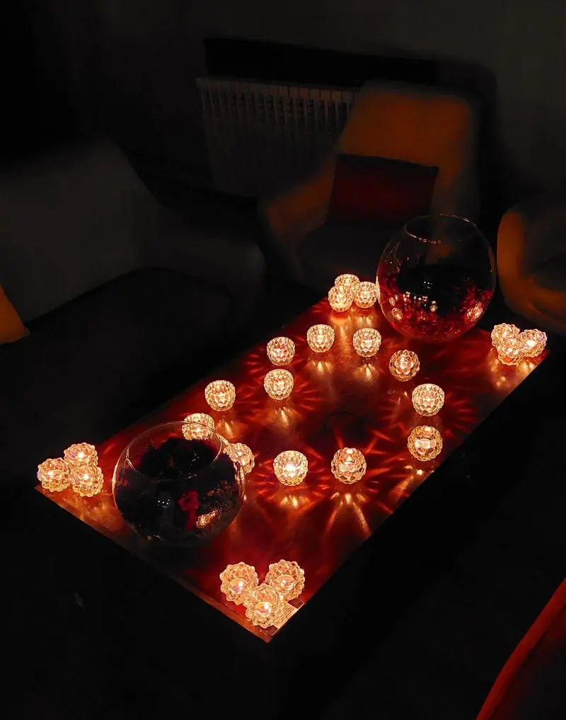 فضایی رمانتیک و دنج در کافه حوض کاشی با نورپردازی گرم شمع‌ها روی میز، ایده‌آل برای شب‌های خاطره‌انگیز و آرام.