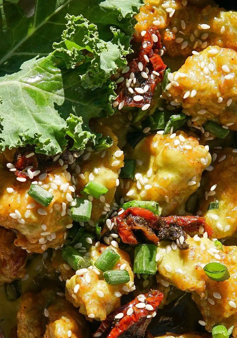 غذای ویژه کافه رستوران لوکی: تکه‌های سوخاری با سس سبز، کنجد، پیازچه و کلم پیچ تازه. تجربه‌ای لذیذ و سالم.