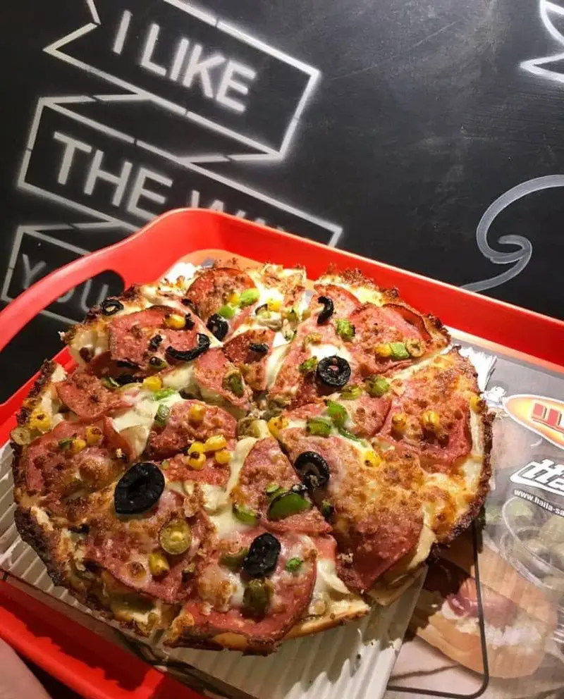 پیتزا سالامی/پپرونی لذیذ هایلا با ترکیب زیتون، ذرت، فلفل و پنیر ذوب شده. فست فود هایلا، طعم واقعی پیتزا.