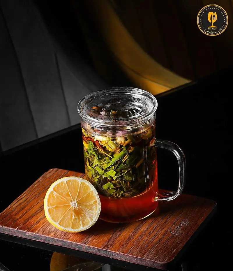 دمنوش گیاهی معطر و تازه کافه رستوران میژو با لیمو، انتخابی ایده‌آل برای آرامش و سلامتی در فضایی دلنشین.