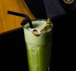 نوشیدنی سبز خنک و تازه در کافه رستوران میژو. آبمیوه یا موهیتو گوارا با تزیین زیبا، مناسب برای استراحت و لذت در محیطی دلنشین.