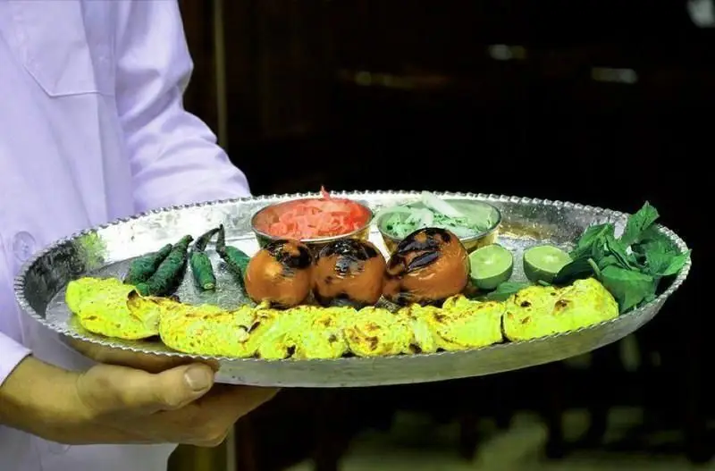 سینی کباب سنتی و خوشمزه سلطانی با جوجه کباب لذیذ، گوجه کبابی، فلفل، لیمو و مخلفات تازه از رستوران ایرانی سلطانی.