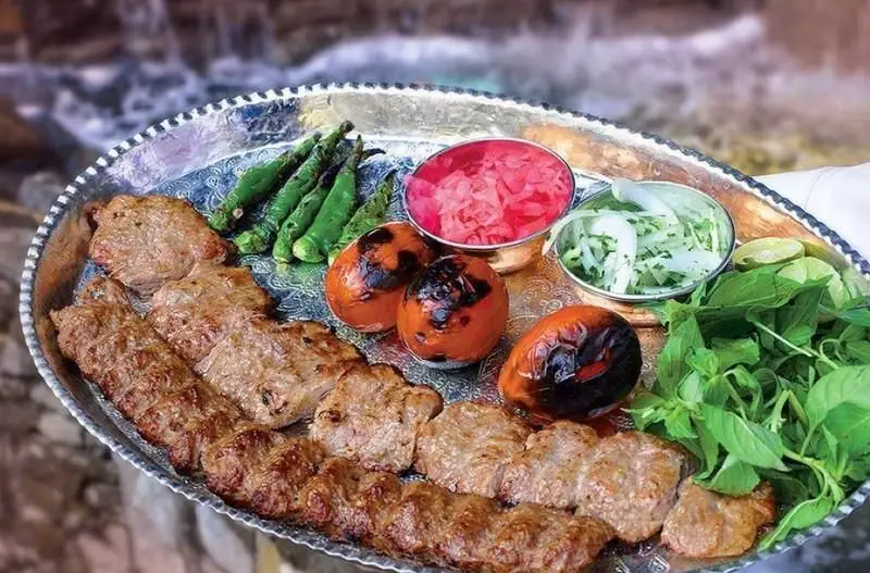 سینی مجلل کباب کوبیده و تکه کباب گوشت تازه با گوجه و فلفل کبابی، پیاز، سبزی معطر و ترشی رستوران ایرانی سلطانی. طعم اصیل ایرانی.