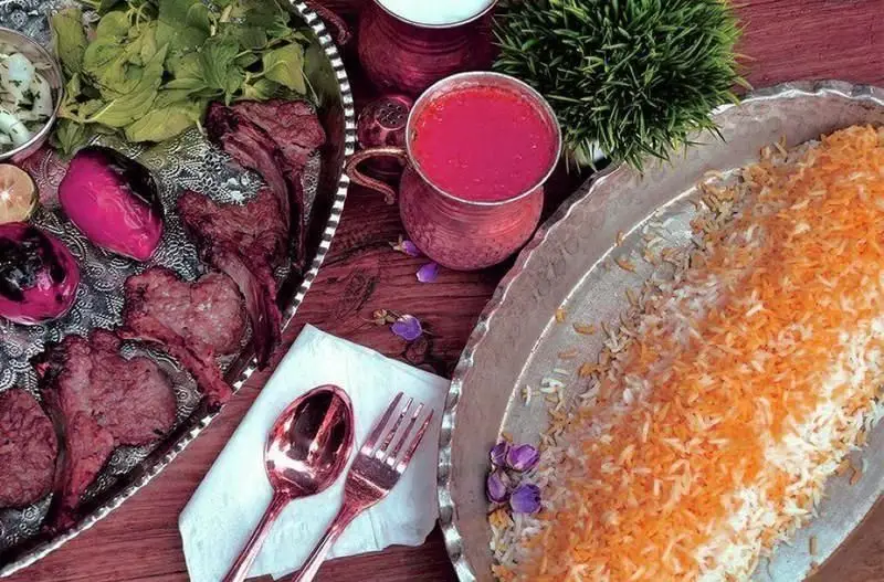 کباب شیشلیک خوشمزه، چلو زعفرانی، سبزی خوردن و دوغ از رستوران ایرانی سلطانی. تجربه طعم اصیل غذای ایرانی با سرویس عالی.