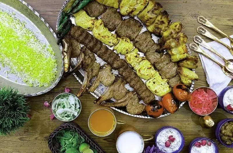 سفره رنگین رستوران سلطانی شامل انواع کباب کوبیده، جوجه، شیشلیک، برنج سبز معطر و مخلفات لذیذ. بهترین غذای ایرانی را تجربه کنید.