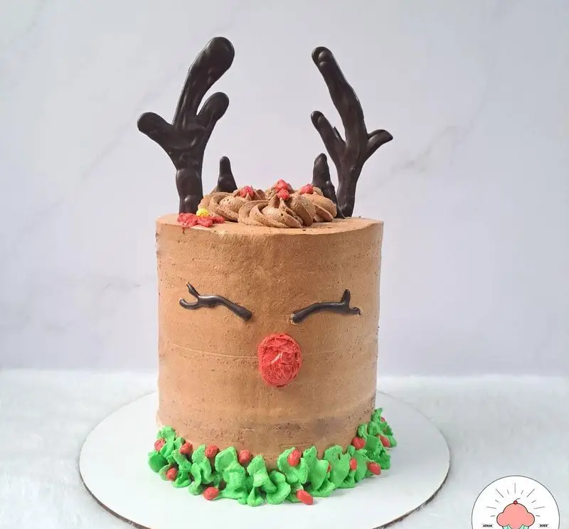 کیک گوزن کریسمس لونا کیک: یک کیک تولد یا جشن با خامه شکلاتی، شاخ گوزنی و تزئینات زمستانی خاص و فانتزی برای مناسبت‌های شما.