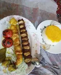 کباب لذیذ و جگر تازه، شامل جوجه کباب و جگر کبابی با گوجه و برنج زعفرانی، آماده سرو در رستوران جگرکی پاتوق
