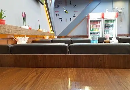 فضای داخلی دنج و دلنشین جگرکی پاتوق با سکوهای نشیمن سنتی، دکوراسیون چوبی، و یخچال نوشیدنی. محیطی عالی برای تجربه کباب ایرانی.