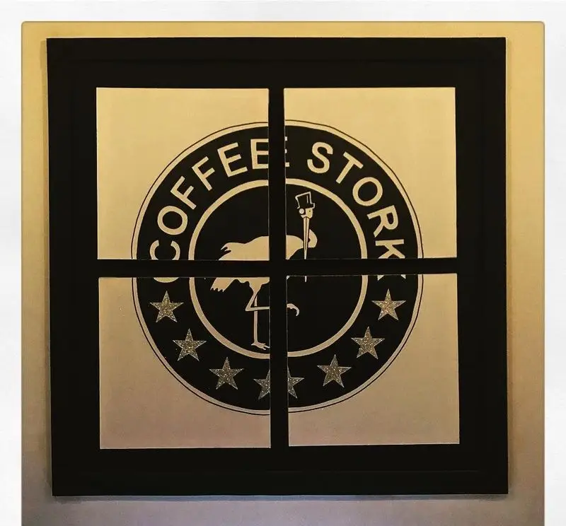 لوگوی کافه و رستوران لک لک: پرنده کلاه به سر و ستاره‌ها، نمایش هویت بصری متمایز و حرفه‌ای این کسب و کار محبوب غذایی.