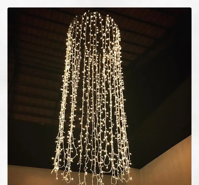 نورپردازی سقف رستوران لک لک با آویز چراغ‌های ریسه‌ای بلند، فضایی دلنشین و رویایی برای میهمانی‌ها و صرف بهترین غذاها.