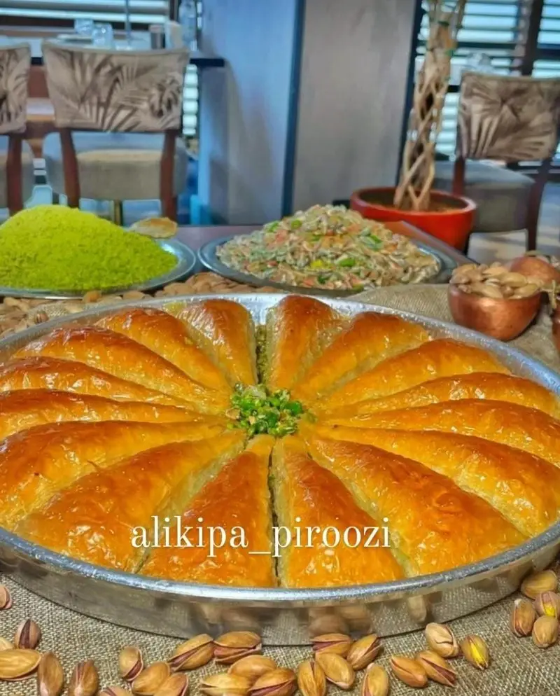 باقلوای ترکی لذیذ و طلایی علی کیپا پیروزی، با پسته فراوان. شیرینی تازه، خانگی و سنتی، بهترین گزینه برای پذیرایی و هدیه.