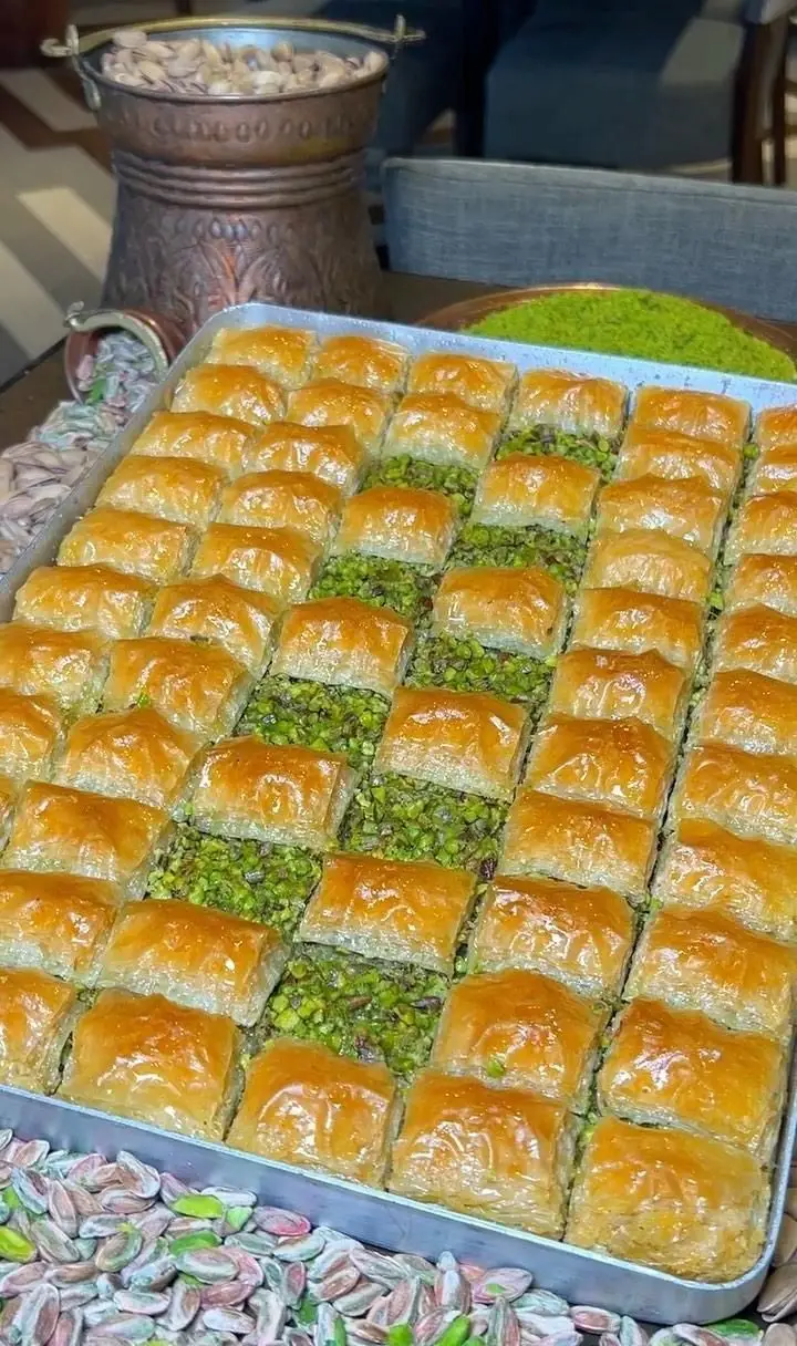 سینی بزرگ باقلوای ترکی اصیل و خوشمزه علی کیپا پیروزی با مغز پسته فراوان. شیرینی سنتی ترکیه، باقلوا تازه و طلایی