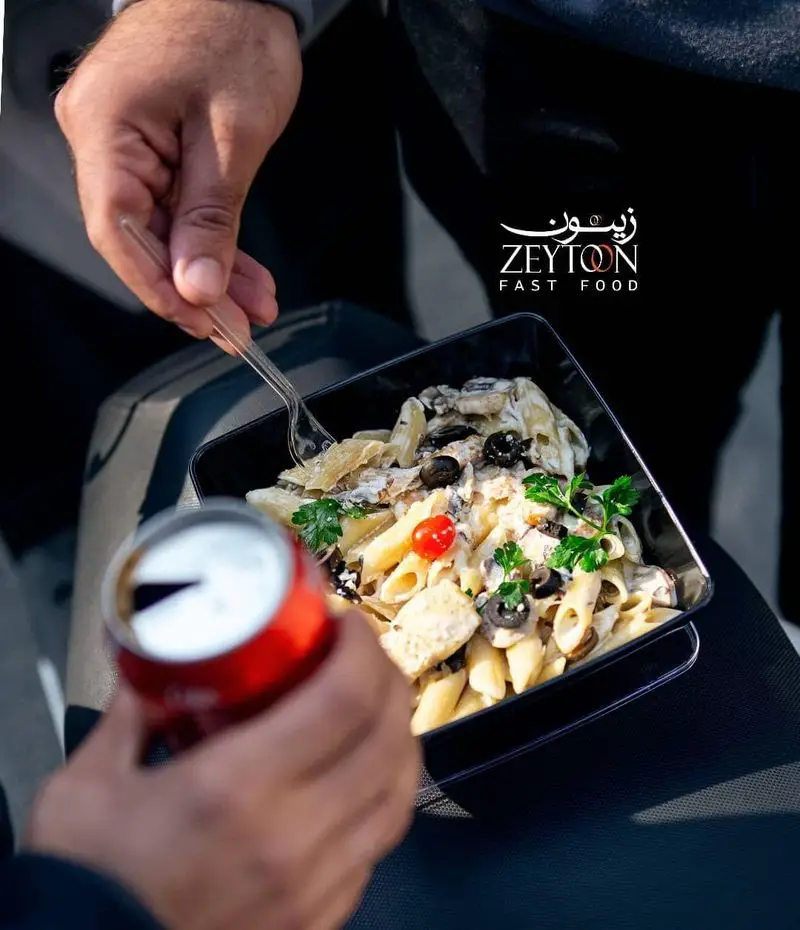 پاستا مرغ و قارچ زیتون: غذای خوشمزه و آماده سرو در رستوران فست فود زیتون، همراه با نوشیدنی، تجربه‌ای لذیذ از غذای باکیفیت.