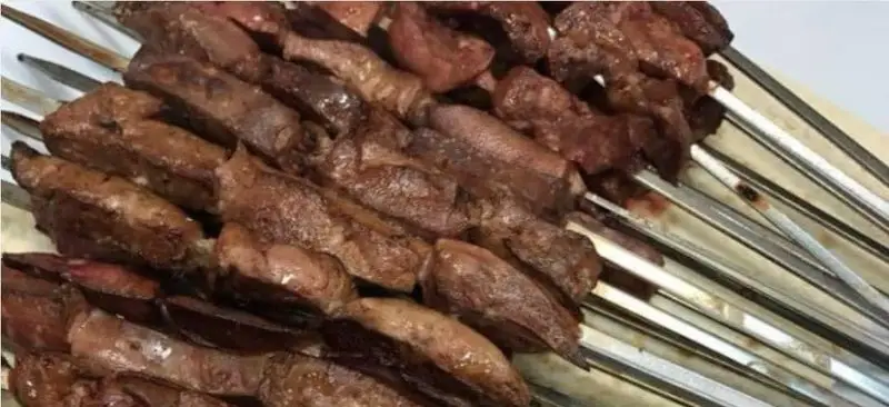 جگر و کباب های لذیذ و داغ، روی سیخ های آماده، از منوی پرطرفدار جگرکی کبابی شاطر میرزا، انتخابی عالی برای وعده شما.