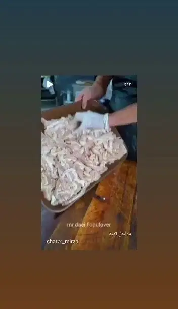 مراحل بهداشتی تهیه سیراب شیردان تازه در جگرکی کبابی شاطر میرزا. آماده‌سازی مواد اولیه باکیفیت برای مشتریان.