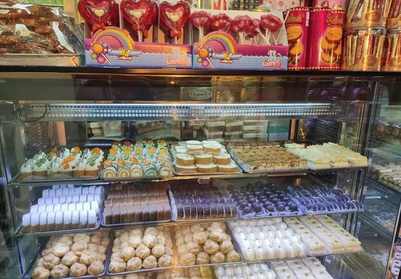 شیرینی‌فروشی آنا: ویترینی دلنشین از انواع کیک، شیرینی تر و خشک، دسر، آبنبات‌های قلبی و رنگین‌کمانی برای هر سلیقه‌ای.