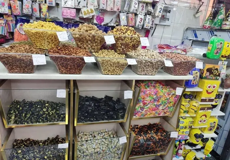 فروشگاه شیرینی آنا: مجموعه‌ای بی‌نظیر از آجیل‌های مرغوب، پسته، بادام، فندق، شکلات‌های رنگارنگ و انواع شیرینی و تنقلات.
