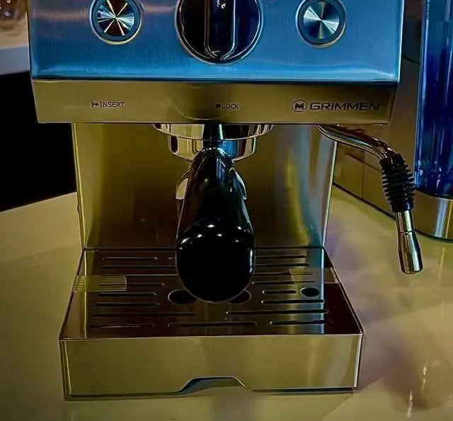 دستگاه اسپرسو حرفه‌ای GRIMMEN در کافه سیدمهدی برای تهیه قهوه‌های لذیذ و باکیفیت. بهترین تجربه قهوه در محیطی دلنشین.