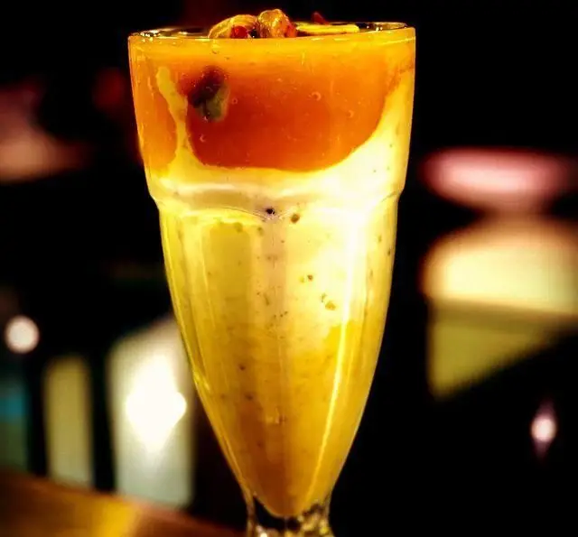 نوشیدنی شیک انبه و بستنی مخصوص کافه سیدمهدی؛ دسری خنک و خوشمزه، مناسب روزهای گرم. تجربه‌ای شیرین در کافه سیدمهدی.