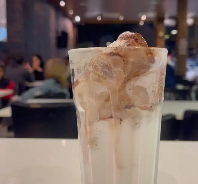 لذت یک شیک خنک و شکلاتی در کافه سیدمهدی، با تزئینی زیبا و طعمی فراموش‌نشدنی. لحظاتی دلنشین در محیطی آرام.