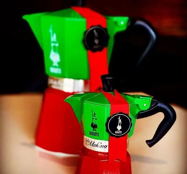 بیالتی La Mokina، موکاپات‌های اصیل ایتالیایی سبز و قرمز در کافه سیدمهدی. کیفیت و طعم واقعی قهوه را تجربه کنید.