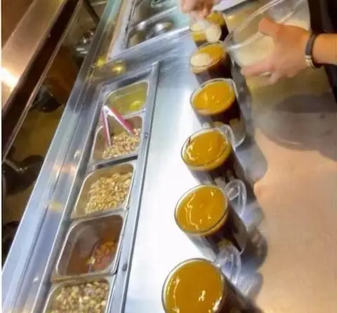 تهیه و آماده‌سازی دقیق دسرهای میوه‌ای و چندلایه خوش‌طعم در کافه سیدمهدی، با مغزهای تازه و تاپینگ‌های کرمی برای مشتریان.