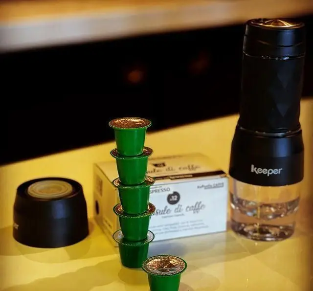 دستگاه اسپرسو ساز keeper پرتابل با کپسول قهوه کافه سیدمهدی، آماده‌سازی قهوه تازه در هر مکان و زمان.