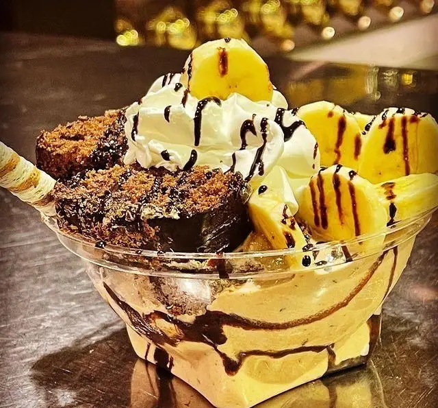 دسر مجلل کافه سیدمهدی: بستنی موزی، تکه‌های کیک براونی، خامه فرم‌گرفته، موز و سس شکلات. لذتی بی‌نظیر برای مشتریان.
