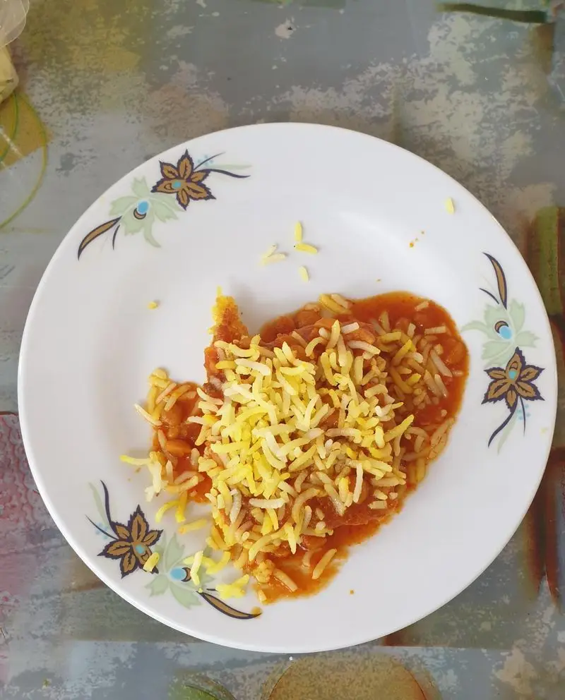 تصویری از خورشت خوشرنگ و پلو زعفرانی دلپذیر رستوران شاد، بهترین انتخاب برای تجربه طعم اصیل غذای ایرانی در وعده ناهار یا شام.