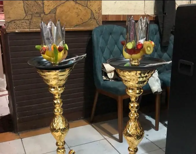 کافه سنتی نارنج: سرو قلیان‌های طلایی و مجلل با کاسه‌های میوه تازه و فویل، فضایی دلنشین برای تجربه‌ای فراموش‌نشدنی.