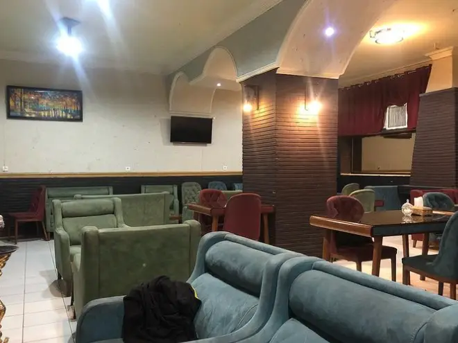 فضای داخلی دنج و آرام کافه سنتی نارنج با مبلمان راحت و رنگارنگ، مکانی عالی برای دورهمی‌های دوستانه و لذت بردن از نوشیدنی.